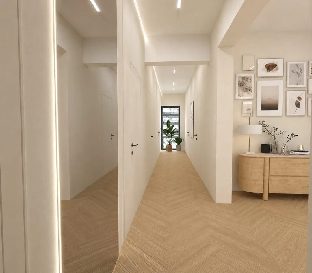 Korytarz z galerią obrazów i dębową komodą