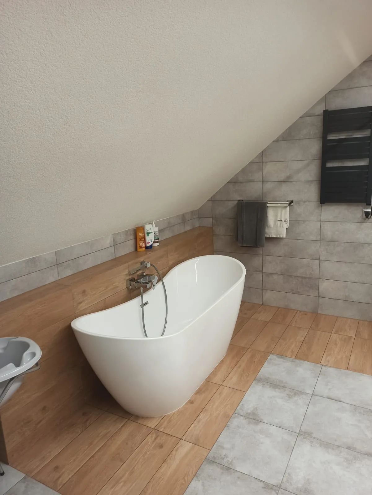 Salon łazienkowy z dodatkiem drewna