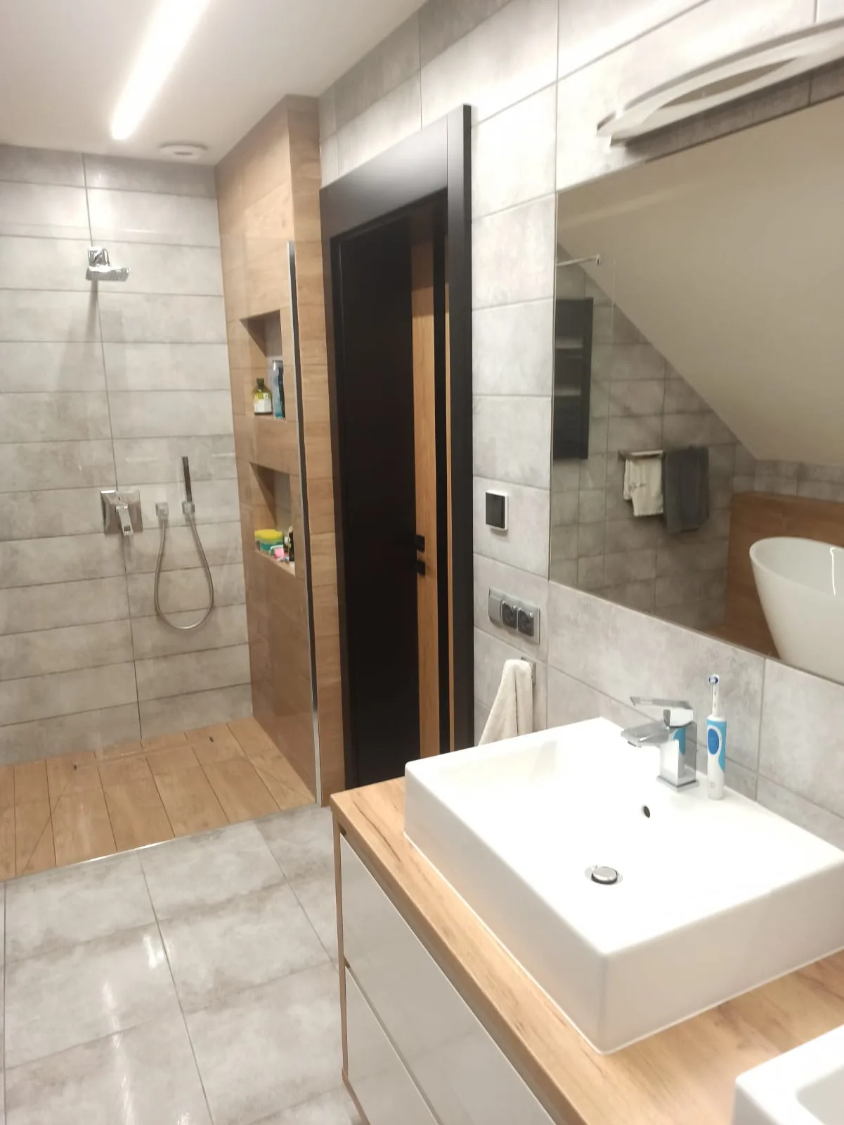 Salon łazienkowy z dodatkiem drewna